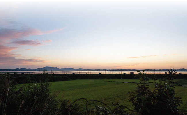 남북 군사분계선 구실을 하는 임진강 철책선 너머 서쪽 하늘로 해가 넘어가고 있다. [지호영 기자]