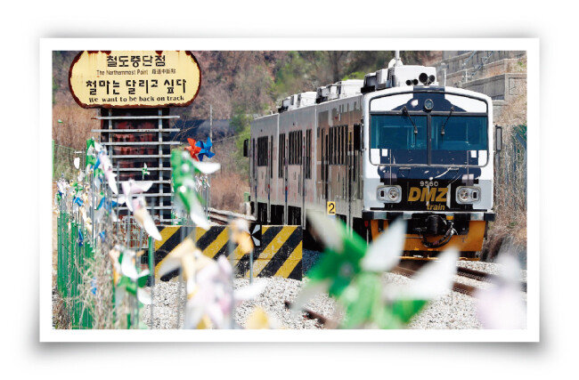 경기 연천군 신탄리역을 지나고 있는 평화열차 DMZ 트레인. [뉴시스]