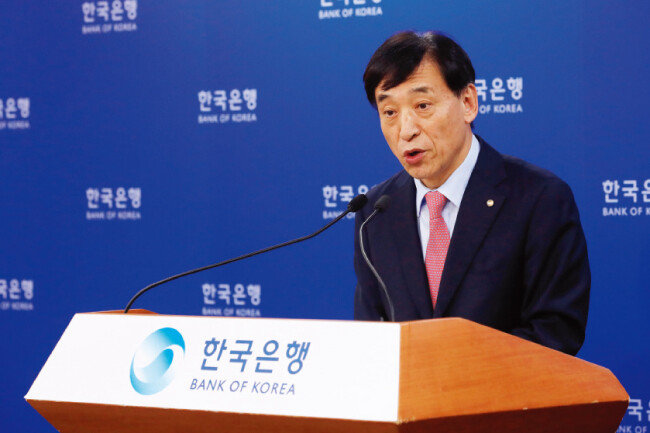 이주열 한국은행 총재가 7월 18일 서울 중구 한국은행 기자실에서 통화정책 방향을 발표하고 있다. 이날 한국은행 금융통화위원회는 기준금리를 1.75%에서 1.50%로 하향 조정했다. [뉴시스]