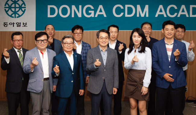 김동연 전 경제부총리(앞줄 오른쪽에서 세 번째)와 동아 CDM 아카데미 인문학 특강 시즌2 수강생들이 김 전 부총리의 강연 후 기념촬영을 하고 있다. [박해윤 기자]