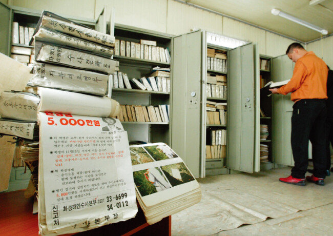 ‘화성 연쇄살인’ 사건과 관련해 과거 수사본부에 남아 있는 사건 기록과 사진들. [전영한 동아일보 기자]