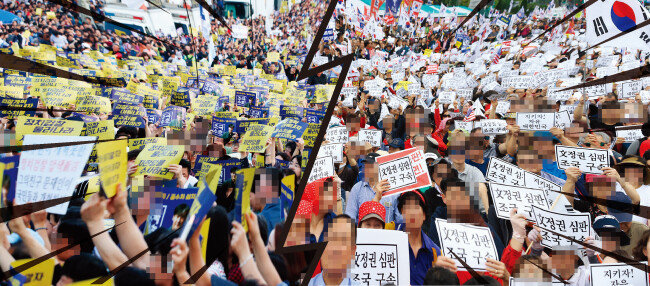 9월 28일 서울 서초동 서초대로에 검찰개혁을 요구하는 많은 시민이 운집했다(왼쪽). 10월 3일 서울 광화문광장에 모인 대규모 시위 인파. [뉴시스]