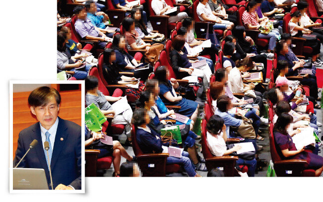 딸의 입시 부정 의혹이 불거진 조국 법무부 장관(왼쪽). 서울 소재 대학 입시 설명회 현장. 학교생활기록부종합전형(학종) 등에 대한 정보를 얻고자 많은 학부모와 학생이 참석했다. [동아DB, 뉴스1]