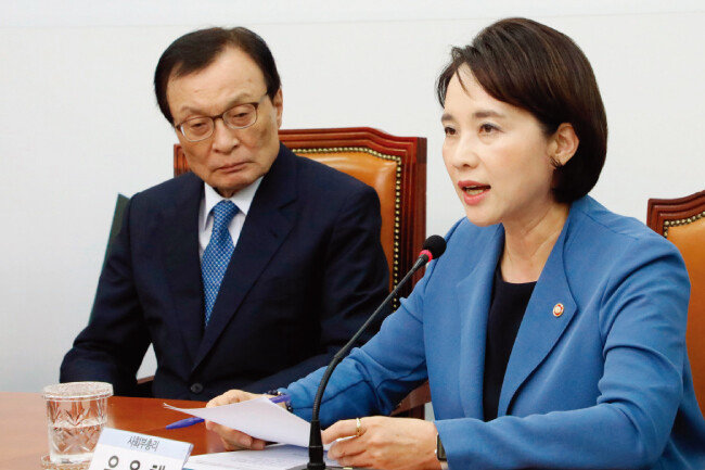 9월 26일 국회에서 열린 ‘더불어민주당 교육공정성강화 특별위원회·교육부 연석회의’에서 유은혜 사회부총리 겸 교육부 장관(오른쪽)이 모두발언을 하고 있다. [동아DB]