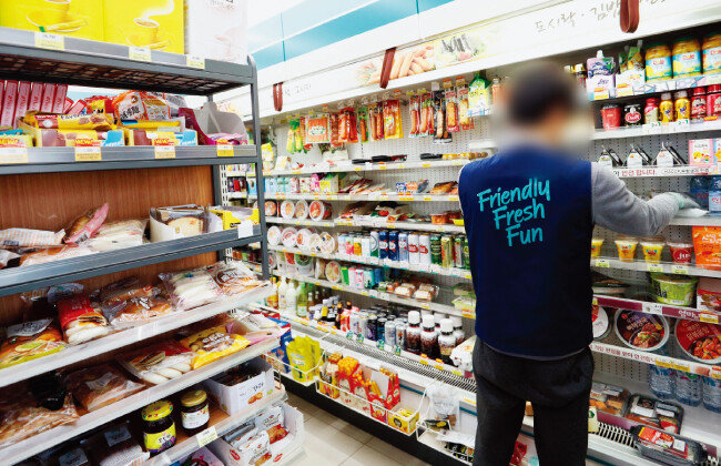 편의점에서 일하고 있는 아르바이트생의 모습. [뉴스1]