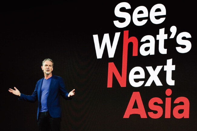 지난해 11월 리드 헤이스팅스 넷플릭스 최고경영자(CEO)가 싱가포르에서 열린 아시아 콘텐츠 라인업 발표회에서 신작을 소개하고 있다. [동아DB]