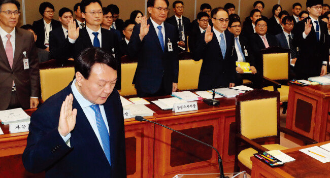 10월 17일 윤석열 검찰총장(맨 앞)이 대검찰청에서 열린 국회 법제사법위원회 국정감사에 출석해 선서하고 있다. [뉴스1]