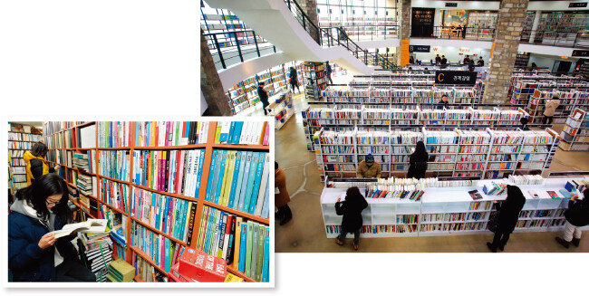 경기 고양시 일산동구의 알라딘 중고서점(오른쪽)과 동네 서점에서 학습참고서를 살펴보는 여고생. [뉴스1, 박해윤 기자]