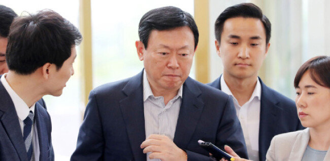 7월 16일 오전 서울 송파구 롯데월드타워에서 열린 사장단 회의에 참석하고 있는 신동빈 롯데그룹 회장(가운데). [뉴스1]