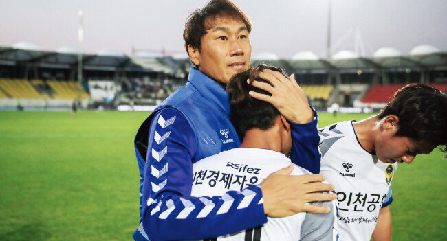 유상철 인천유나이티드 감독(왼쪽)이 10월 19일 성남FC와의 경기가 끝난 뒤 문창진을 끌어안고 있다. [한국프로축구연맹]
