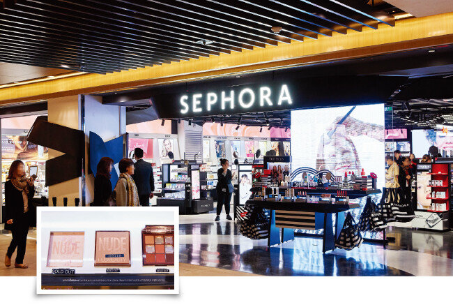 개방감 있게 펼쳐진 서울 강남구 ‘세포라’ 파르나스몰점 입구(위). 프리미엄 뷰티 편집숍 세포라는 오픈한 지 며칠 안 됐지만 벌써 품절된 제품도 있다.