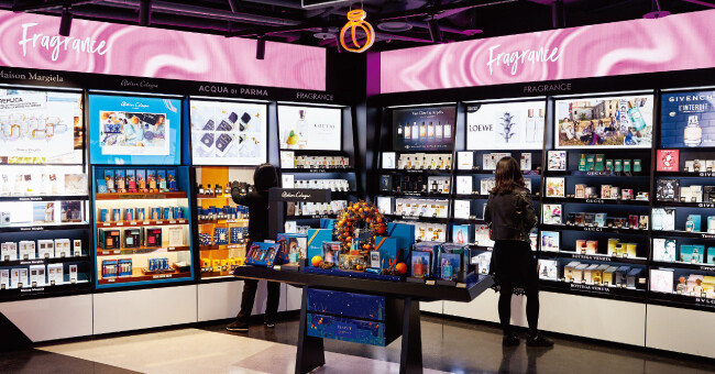 백화점 못지않게 고급 향수 브랜드가 한데 모여 있는 향수 코너. 