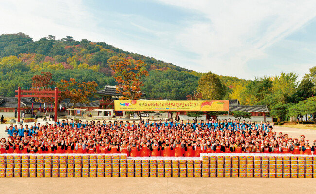국제위러브유운동본부가 11월 6일 경기 수원시 화성행궁 광장에서 ‘제16회 어머니 사랑의 김장 나누기’ 행사를 개최했다. 이날 담근 김치 8000kg은 복지 소외 가정 800세대에 전달됐다. [사진 제공 · 국제위러브유운동본부]