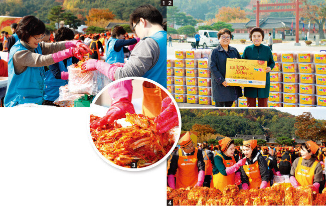 1 국제위러브유운동본부 회원들이 김치를 밀폐용기에 담고 있다. 2 장길자 회장(오른쪽)이 수원시청에 김장김치 3200kg을 전달하며 어려운 이웃의 따뜻하고 건강한 겨울나기를 응원했다. 3 국내산 재료를 사용해 이웃을 위해 담근 김장김치 빛깔이 곱다. 4 회원에게 손수 담근 김치를 먹여주는 장길자 회장. [이상윤, 사진 제공 · 국제위러브유운동본부]