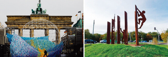 독일 베를린 브란덴브루크 문 앞에 설치된 베를린 장벽 붕괴 30주년 기념 예술작품(왼쪽). 독일 베를린 외곽의 장벽 붕괴 기념 조형물. [뉴시스, 김윤종 기자]