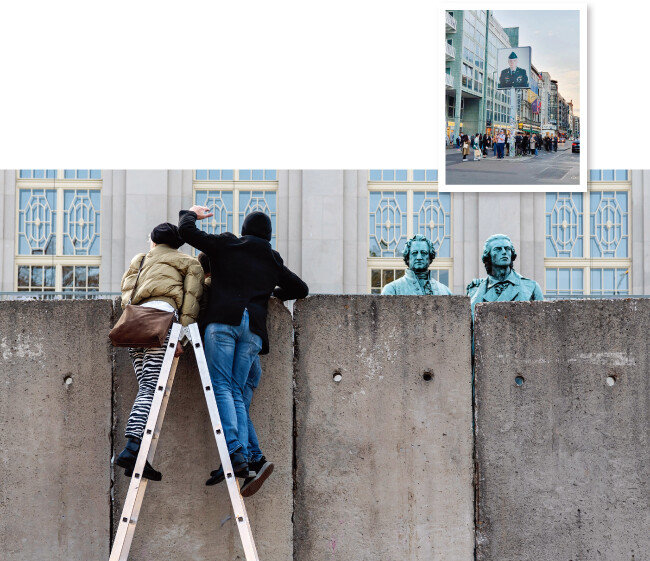베를린 장벽 붕괴 30주년 퍼포먼스로 독일 바이마르 극장의 괴테와 실러 동상 앞에 임시로 설치된 ‘함께 오르는 벽’에 올라간 남녀(아래). 관광객들이 몰리는 ‘체크포인트 찰리’. [뉴시스, 김윤종 기자]