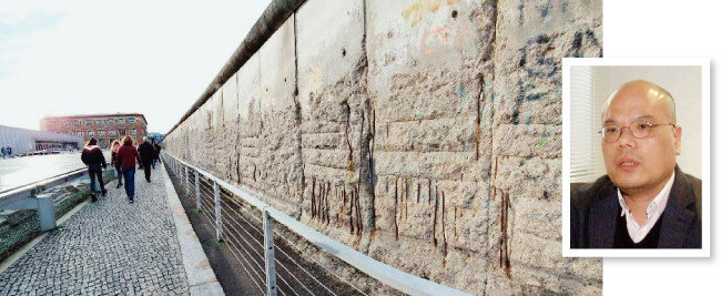 남아있는 베를린 장벽(왼쪽)과 김상국 베를린자유대 한국학과 교수. [김윤종 기자]