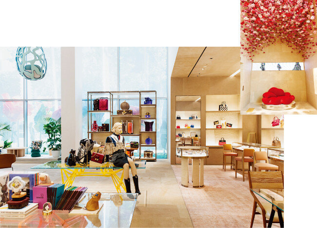 1층 엘리베이터홀 앞에 설치된 
아틀리에 오이의 ‘오리가미 
플라워’에서 모티브를 따온 조형물과 캄파나 형제의 봄보카 소파 레드(위). ‘루이비통 메종 서울’의 1층 매장. 세계적 건축가이자 인테리어 디자이너인 피터 마리노가 내부 공간을 디자인했다. 