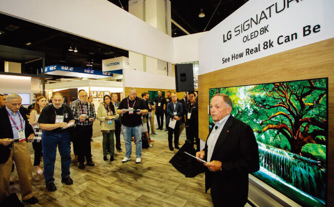 LG전자가 미국 덴버에서 열린 영상가전 전시회 ‘CEDIA 엑스포 2019’에서 관람객들에게 ‘리얼 8K’ 올레드 TV인 ‘LG 시그니처 올레드 8K’를 소개하고 있다. [사진 제공 · LG전자]