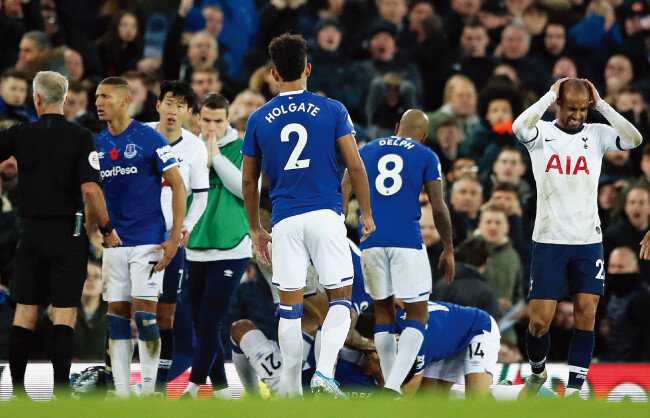 손흥민(토트넘 홋스퍼)의 태클로 부상을 입은 안드레 고메스(에버턴 FC)의 상태를 동료들이 확인하고 있다. [뉴시스]