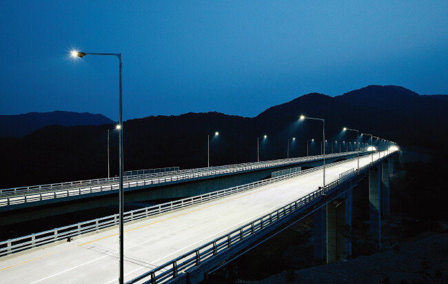 LED 가로등을 설치한 고속도로. [사진 제공 ·한국 도로공사]