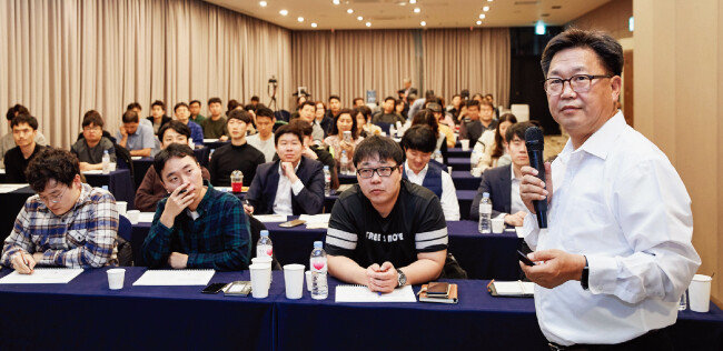 존 리 메리츠자산운용 대표가 강의하는 모습. [홍중식 기자]