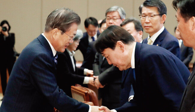 문재인 대통령이 11월 8일 청와대 본관 집현실에서 열린 ‘공정사회를 향한 반부패정책협의회’에 참석해 윤석열 검찰총장과 악수하고 있다. [뉴시스]