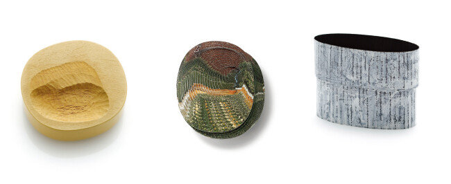 (왼족부터)고희승, ‘여러 개의 웅덩이’, 2019, 목련나무, 은, 래커 페인팅, 80×80×25mm. | 김수연, ‘잘츠부르크 작은 정원’, 오스트리아, 2019, 사진용지, 에폭시 레진, 혼합 재료, 정은, 100×125×15mm. | 홍지희, ‘담장 안에’, 2019, 정은, 아크릴 페인트, 90×40×65mm.