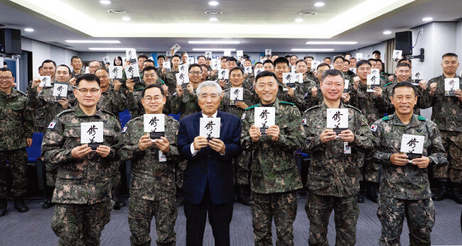 고태남 25사단장(오른쪽에서 
세 번째)과 주요 간부들이 특강을 마친 이국노 한국예도문화장학체육재단 이사장(왼쪽에서 세 번째)과 기념촬영을 하고 있다. [지호영 기자]