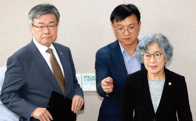 박은정 국민권익위원장(오른쪽)과 이재갑 고용노동부 장관(왼쪽)이 9월 30일 오후 서울 종로구 정부서울청사에서 서울교통공사 등 5개 공공기관의 채용에 대한 감사원 감사 결과와 관련해 정부 측 입장을 발표하기 위해 브리핑룸으로 입장하고 있다. [뉴시스]