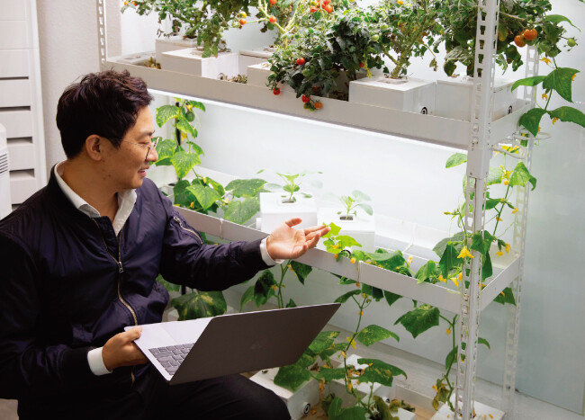 김혜연 엔씽 대표가 수경재배 키트에 대해 설명하고 있다. [박해윤 기자]