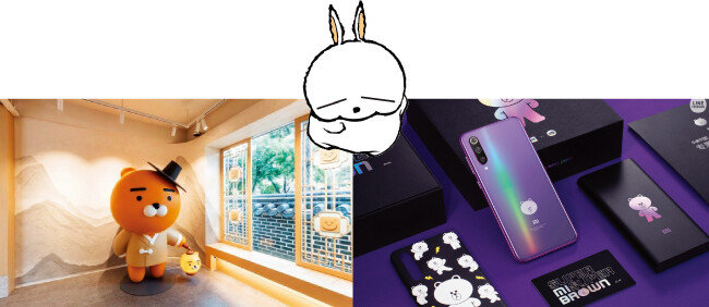 전주한옥마을에서만 만날 수 있는 카카오프렌즈의 갓 쓴 ‘라이언’과 2000년대 초반 크게 인기를 끌었던 엽기토끼 ‘마시마로’, 올해 4월 출시돼 완판된 샤오미의 ‘MI 9 SE 브라운 에디션’(왼쪽부터). [사진 제공 · 카카오아이엑스, 사진 제공 · 라인프렌즈]