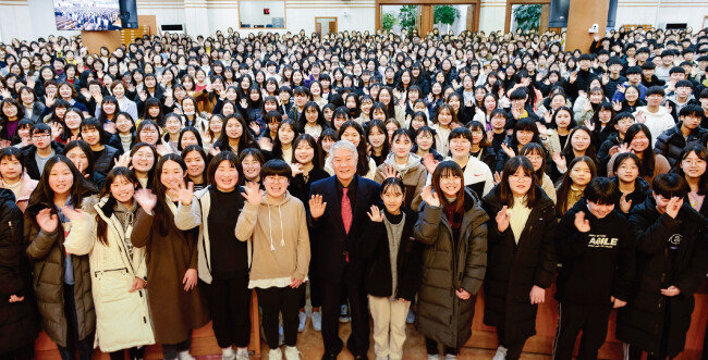 청소년 인성 함양을 위한 명사 초청 특강에 강연자인 권이종 한국교원대 명예교수(앞줄 가운데)와 학생, 청년, 장년 등 2500여 명이 함께했다. [홍태식]