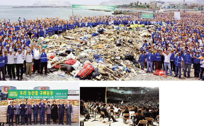 1 페루 포셋 하나님의 교회 신도 2230명이 환경정화 활동을 통해 다량의 쓰레기를 수거해 카르파요 해변을 깨끗하게 변화시켰다. 2 2019년 1월 하나님의 교회는 지역경제 활성화를 위해 충북 옥천군 쌀 4만kg을 수매했다. 3 2010년 초 대지진 피해를 입은 아이티를 돕고자 개최한 메시아오케스트라 자선연주회에 8000여 명의 관람객이 참석했다. 이후 하나님의 교회는 유엔 본부에 10만 달러의 긴급구호성금을 전달했다. [사진 제공 · 하나님의 교회]