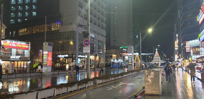1월 6일 부산시 해운대 해수욕장 인근 번화가. [박세준]