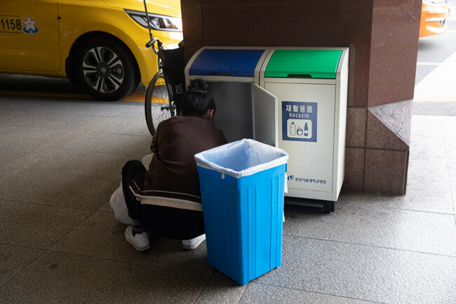휴지통도 소독 중인 미화원