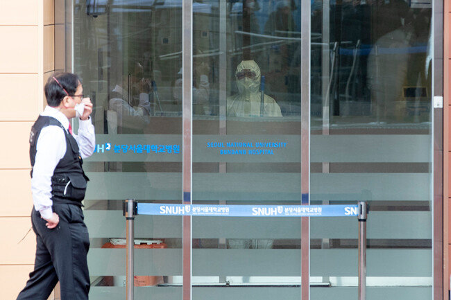 4번째 확진자가 있는 감압병동의 병원관계자