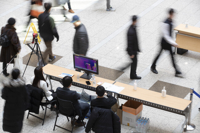 경기 성남시 분당서울대병원 1층 로비에서 직원들이 열 감지기를 설치해놓고 내원객의 체온을 측정하고 있다. [지호영 기자]