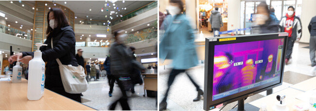 발열확인 데스크에 놓인 손소독제(왼쪽). 열 감지기가 놓인 1층 로비 앞으로 내원객들이 지나가고 있다. 대부분 마스크를 착용한 모습이다.