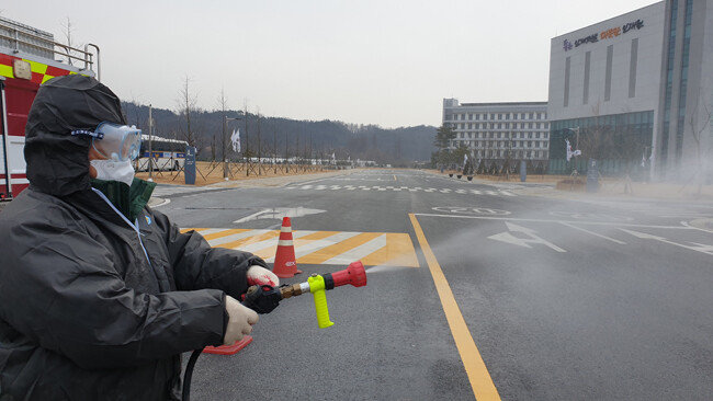 진천군청에서 국가공무원인재개발원 주변을 방역하고 있다. 