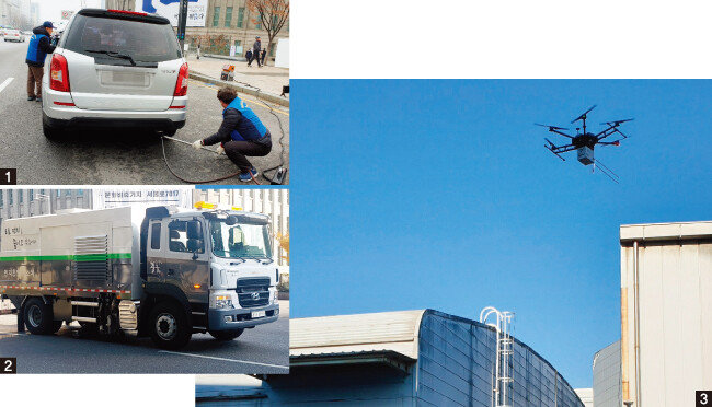 1 서울시 공무원들이 노후한 경유차의 대기 오염물질 배출량을 측정하고 있다.
2 도로에 쌓인 미세먼지를 빨아들이는 분진청소차.
3 미세먼지 농도 측정기를 장착한 드론이 공장 굴뚝 주변을 날아다니며 대기오염물질 배출 
실태를 점검하고 있다. [사진 제공 · 서울시]