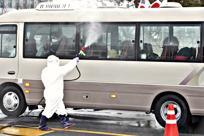 진천군청에서 국가공무원인재개발원 주변을 방역하고 있다. 
