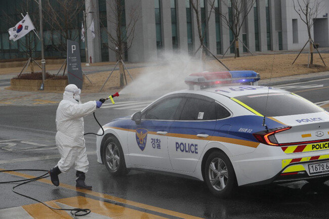 진천군청에서 국가공무원인재개발원 주변을 방역하고 있다. 