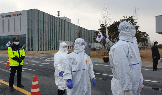 진천군청에서 국가공무원인재개발원 주변을 방역하고 있다. 
