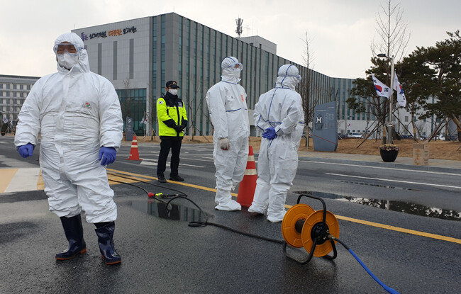 진천군청에서 국가공무원인재개발원 주변을 방역하고 있다. 
