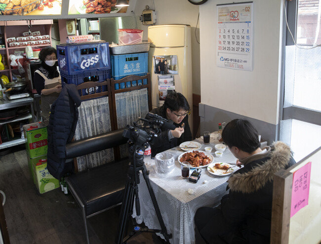 여기도 먹방 촬영 중.