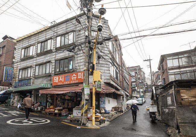 촬영 무대가 된 돼지슈퍼와 골목길