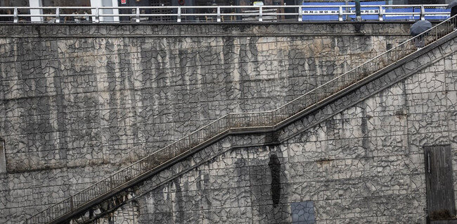 높은 곳과 낮은 곳을 극명하게 보여주는 계단