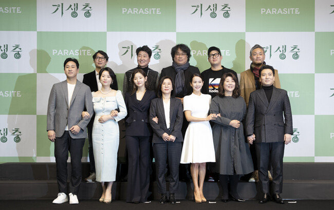 봉준호 감독이 ‘기생충’ 출연진, 스태프들, 제작자와 함께 기념촬영을 하고 있다. [사진=박해윤 지호영 기자]