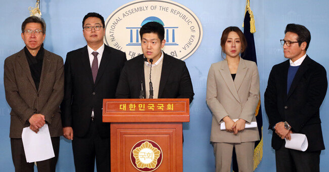 2월 16일 서울 영등포구 여의도동 국회 정론관에서 열린 기자회견에서 김재섭 같이오름 대표(왼쪽에서 세 번째)가 미래통합당 합류 선언을 하고 있다. [뉴스1]